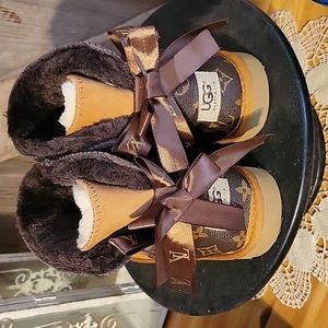 Ugg Louis Vuitton size 9, new!